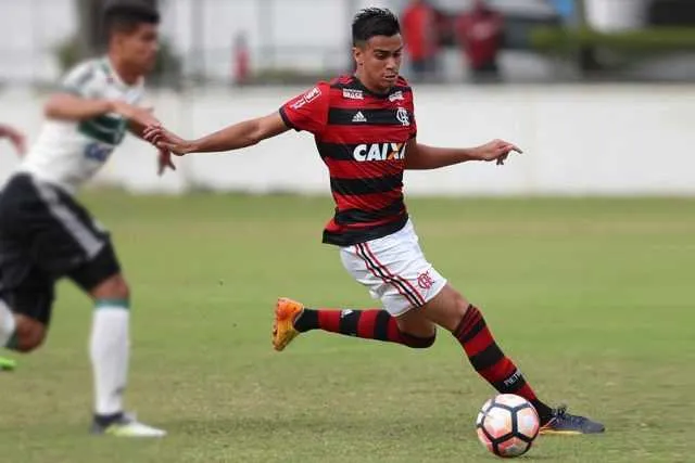 O jogador, de apenas 17 anos, renovou contrato com o Flamengo até 2024