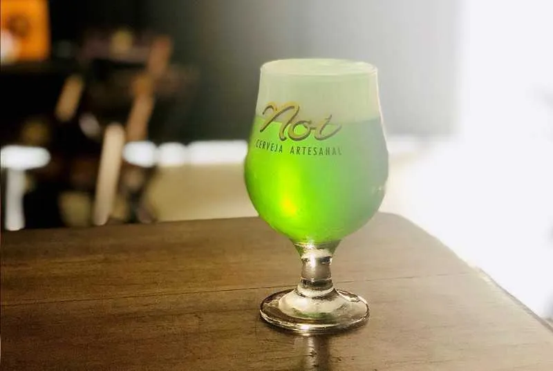 Imagem ilustrativa da imagem Dia de São Patrício: Cervejaria disponibiliza chope verde para entrega em Niterói