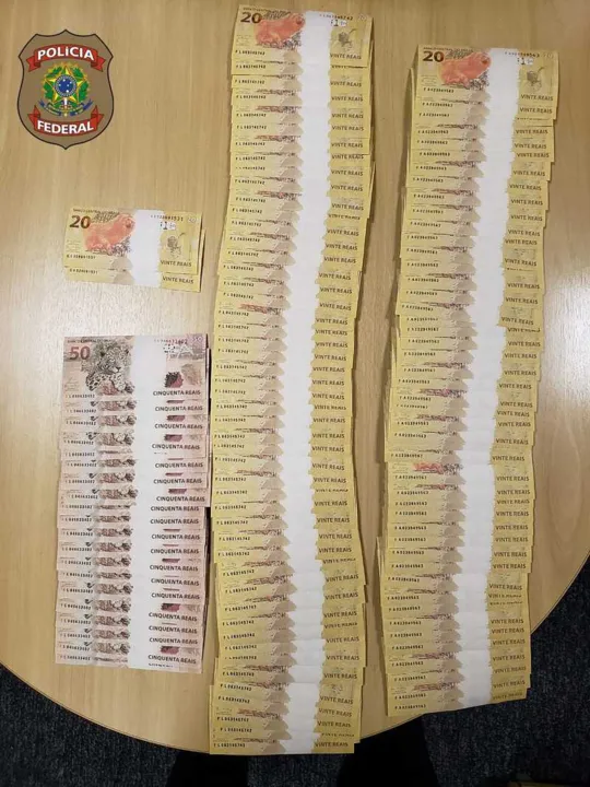 Homem foi preso em flagrante com  notas de R$ 20 e R$ 50 