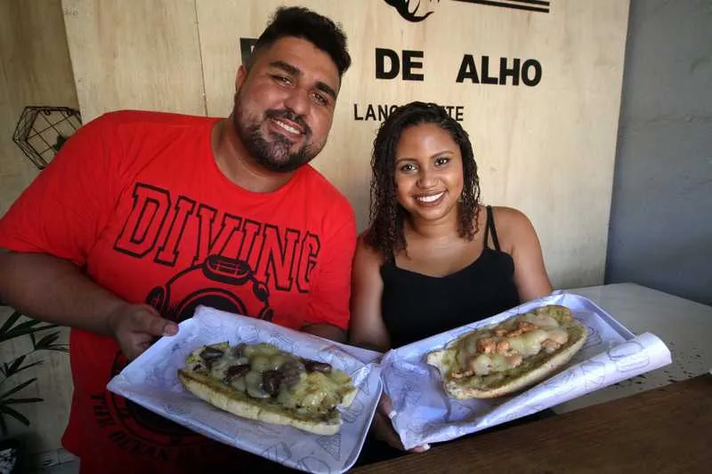 Os gonçalenses Cindy e Woshington elevaram o pão de alho para o papel de protagonista