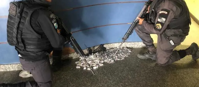 Homem foi preso com uma pistola, um rádio transmissor e drogas