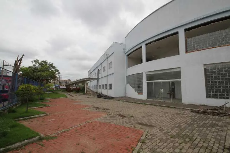 Imagem ilustrativa da imagem Prefeitura promete retomar obras da Policlínica Vila Três e anima moradores