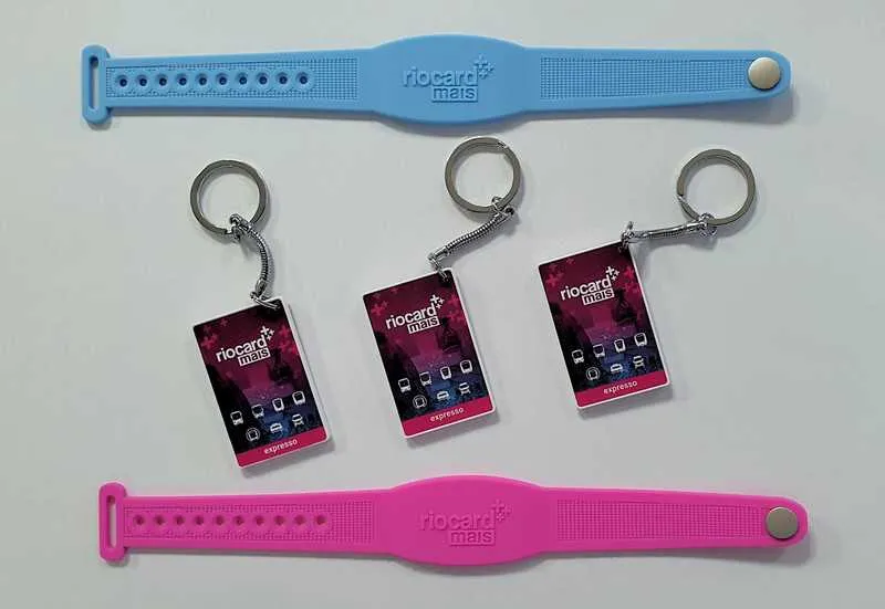  Em uma ação promocional, duas mil pulseiras e chaveiros estão sendo distribuídos gratuitamente aos clientes que estiverem sendo atendidos em três lojas da empresa na cidade do Rio

