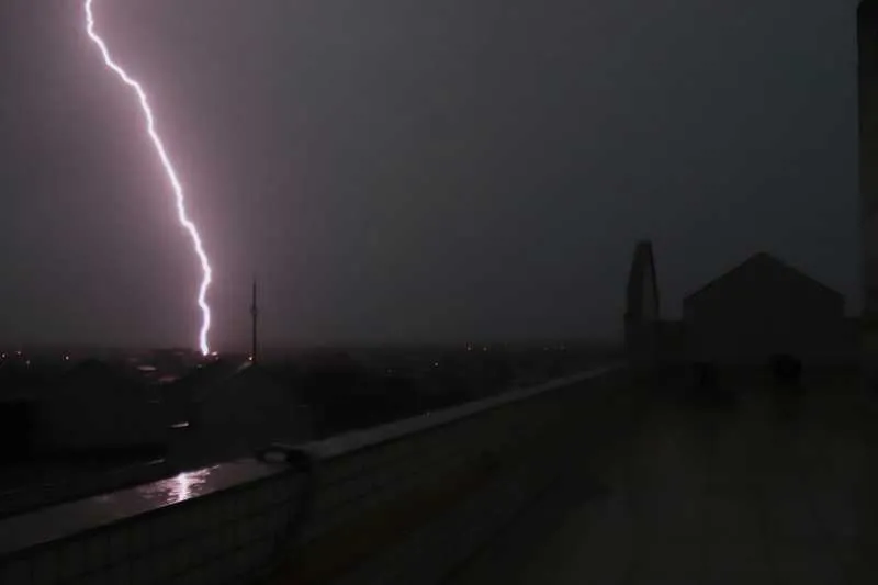 à noite, muitos raios foram vistos nos céus de São Gonçalo  
