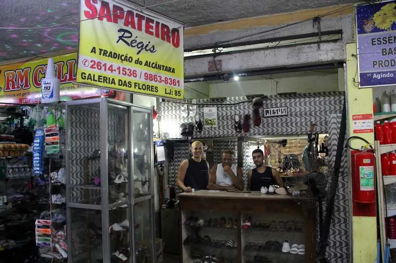 'Seu Régis' trabalha há 40 anos como sapateiro e com o seu talento conquistou muitos clientes 