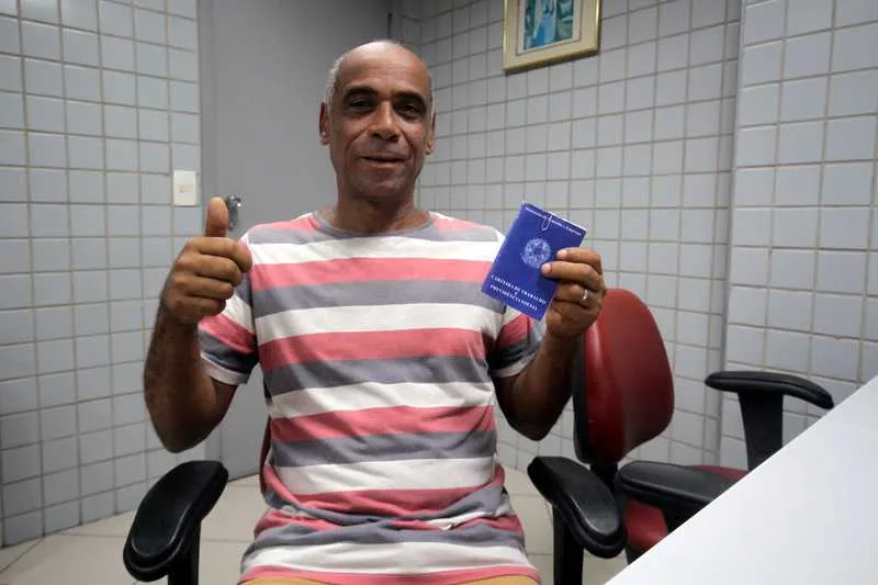 Senhor Ivo conseguiu um emprego em um supermercado perto de sua casa