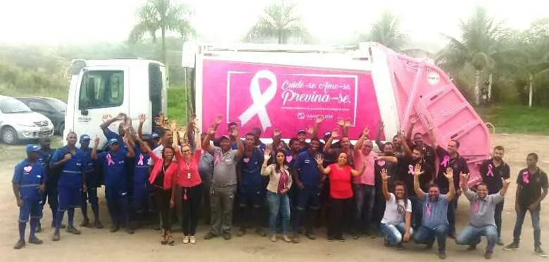 Imagem ilustrativa da imagem Caminhões de lixo entram na 'onda rosa' da luta contra o câncer de mama