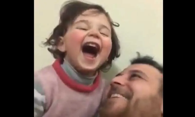 Segundo o pai da menina, autoridades turcas entraram em contato e os levaram para o país