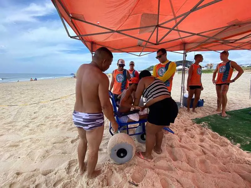 Na praia foi construída uma rampa de madeira da areia até o mar