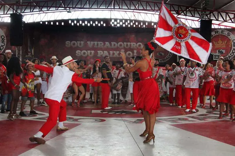 O desfile começa às 21h30