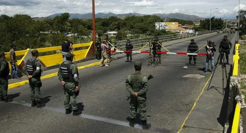 Militares ficaram a uma distância de 300 metros da divisão dos países