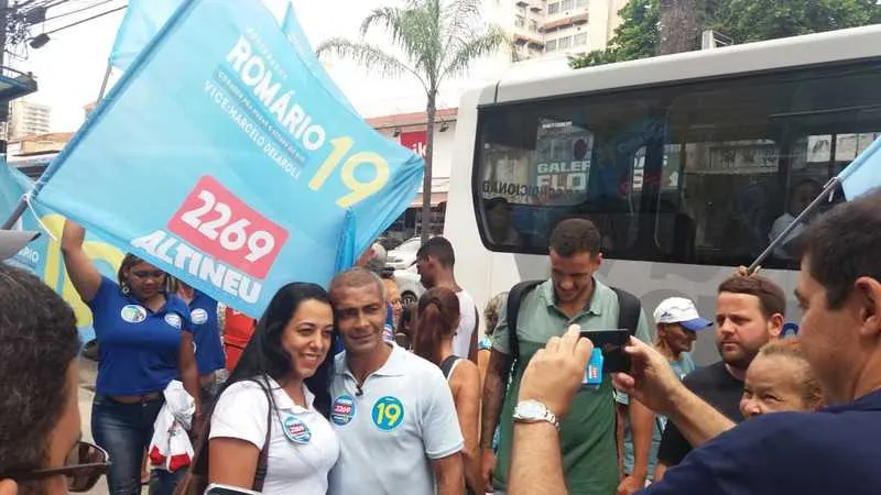 Romário, no Centro de São Gonçalo, durante campanha eleitoral ao Governo do Estado do Rio de Janeiro, em 2018