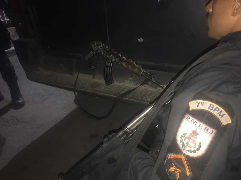 Com ele, foi apreendido um fuzil AK-47 e um rádio transmissor