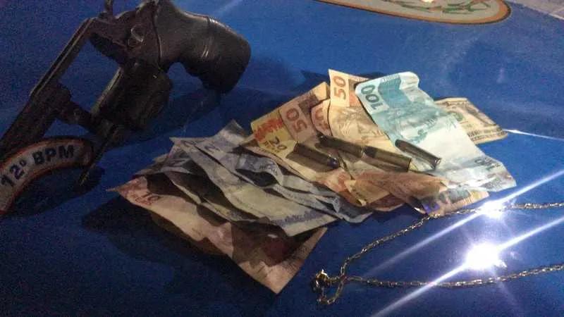 Os detidos e o material apreendido foram levados para a 76ªDP (Centro)