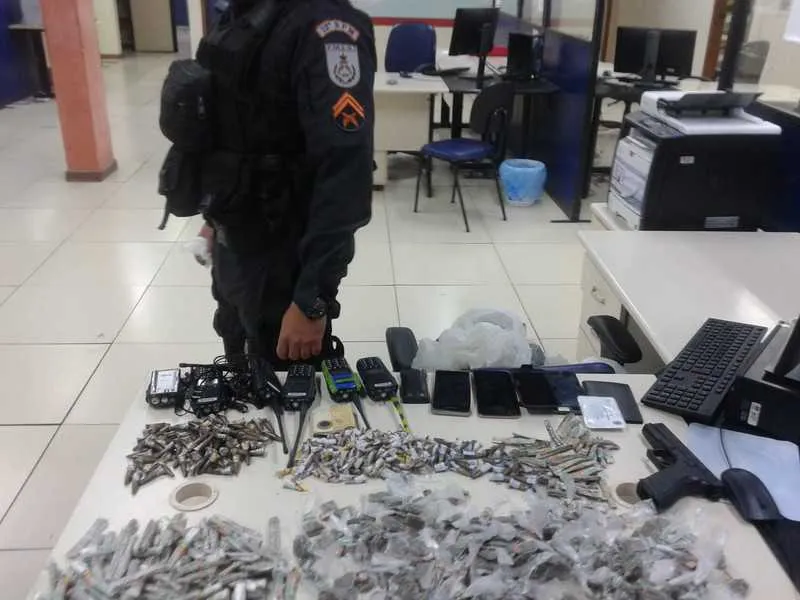 Com os suspeitos foi encontrado material entorpecente