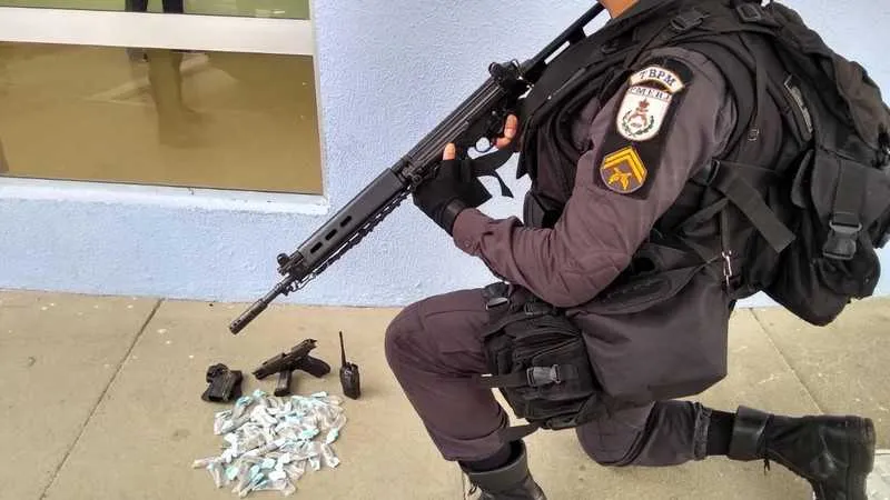 Foram apreendidas uma pistola, um rádio transmissor e drogas