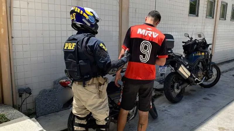 Foram lavrados 12 multas para o veículo