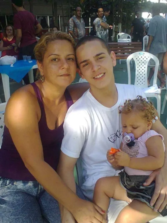 Luciana junto com o seu filho,  João Victor e a neta Bruna Vitória