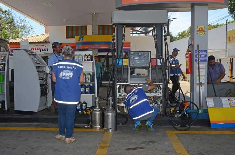 Em Búzios, as equipes lacraram bombas de dois postos