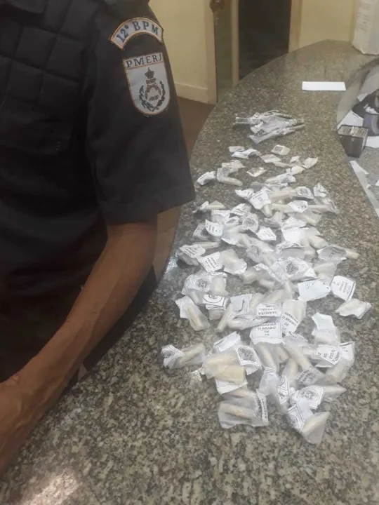 Os detidos e o material apreendido foram levados para a 76ªDP (Centro).