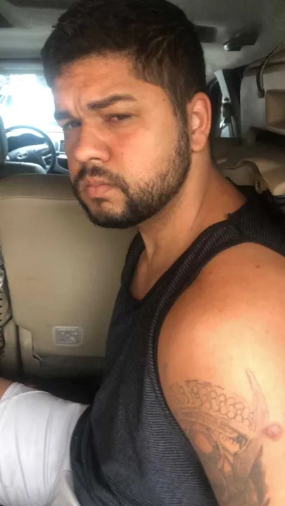 Contra ele, haviam dois mandados de prisão em aberto por roubo majorado