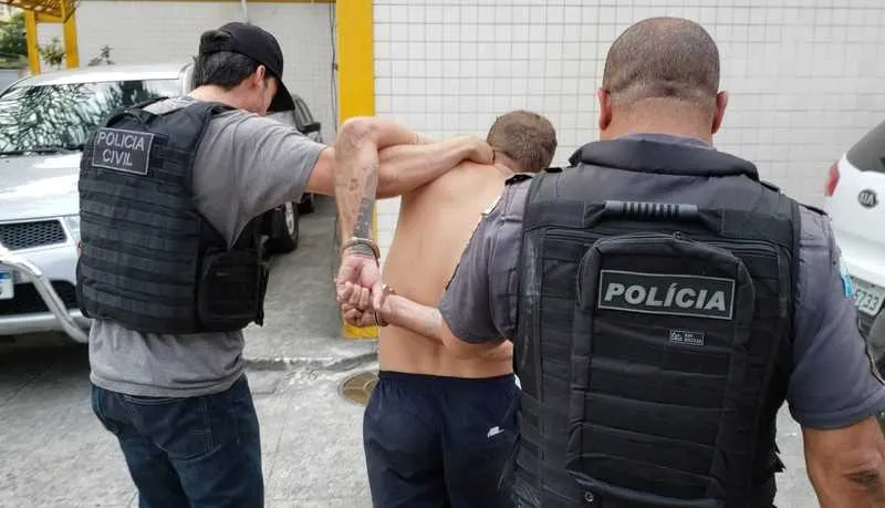 Ele foi levado para a 78ªDP (Fonseca), onde ficou a disposição da justiça. 
