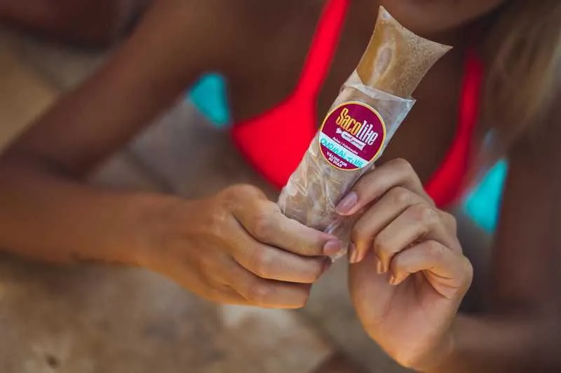 A Sacolike trabalha com sacolés de 140 ml e mini sacolés de 70 ml para festas 