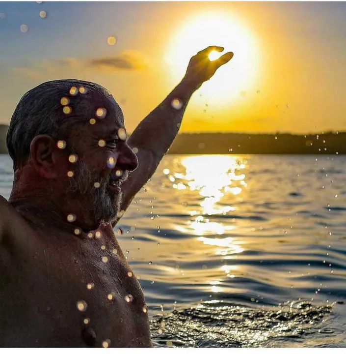 Imagem ilustrativa da imagem Lula posta foto no mar com legenda reflexiva:“Reencontro com a liberdade”