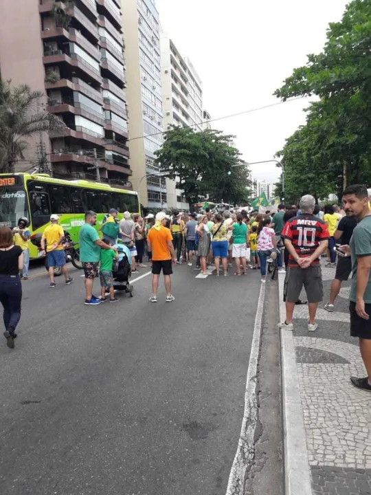 Manifestantes andaram a orla inteira da praia 