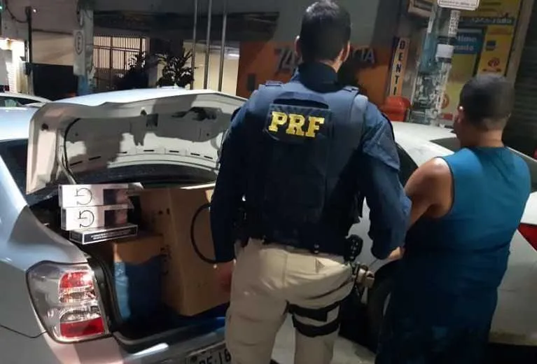 O condutor e a mercadoria foram levados para a Delegacia de Polícia Federal, na Praça Mauá
