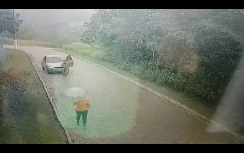 Homem nu corre atrás de mulher em rua de Búzios 