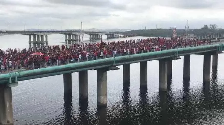 Linha Amarela e a Ponte Velha da Ilha do Governador foram tomadas por torcedores