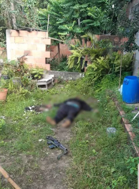 Um fuzil foi apreendido com o suspeito