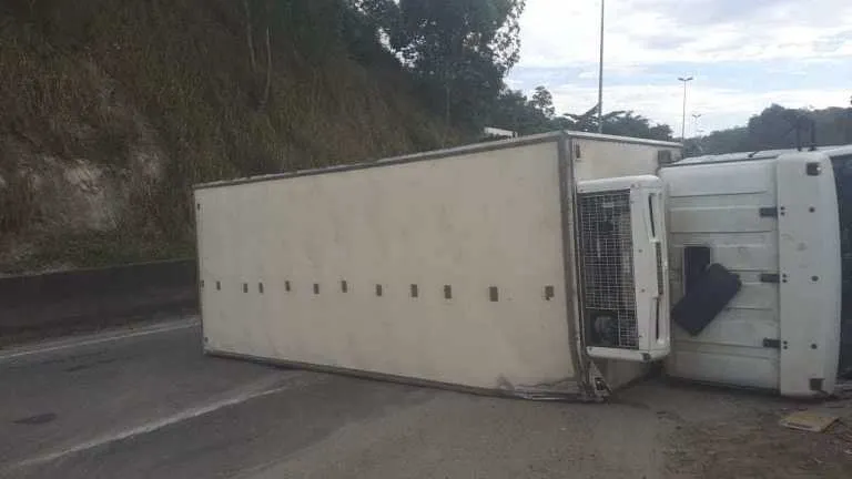 Acidente ocorreu por volta das 6h30