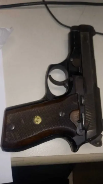 Com ele, foi apreendida uma pistola 9mm