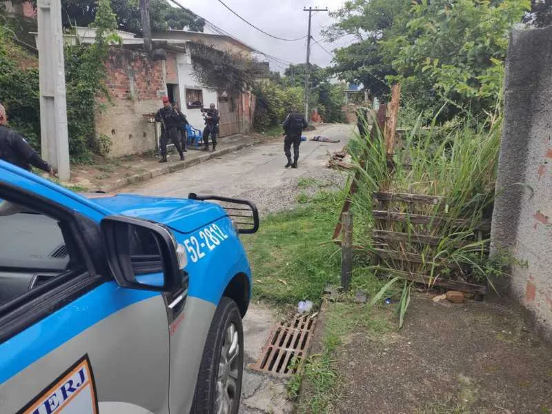 Com os suspeitos, foram apreendido uma arma e um rádio transmissor.