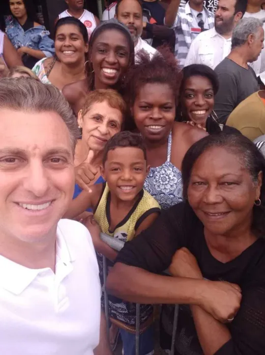 Apresentador se mostrou bem simpático com os fãs gonçalenses 
