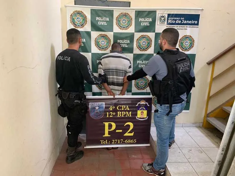 O foragido foi levado para a 76ªDP (Centro), onde a ocorrência foi registrada. 

