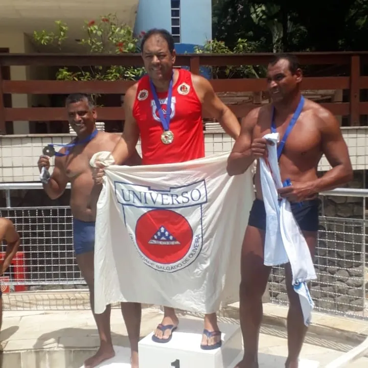 Imagem ilustrativa da imagem Treinador de natação de São Gonçalo 'volta' a ser atleta aos 47 anos