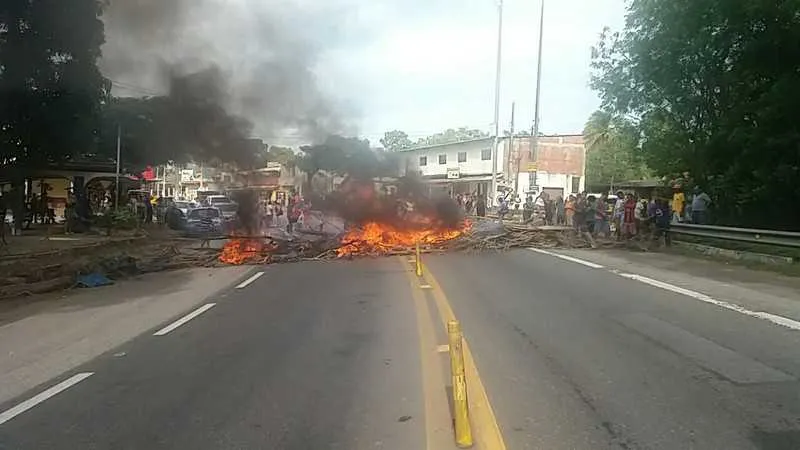 Alguns manifestantes atearam fogo em objetos