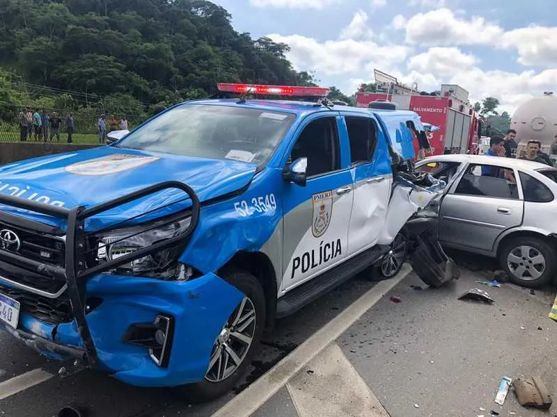 Imagem ilustrativa da imagem Policial Militar morre após viatura ser atingida por carreta