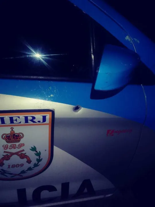 O veículo foi atingido em uma das portas