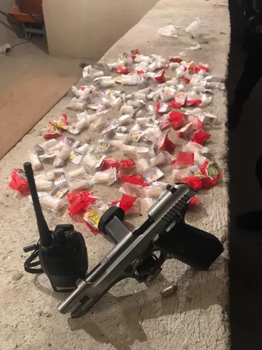 Pistola, rádio transmissor e drogas foram apreendidas na ação