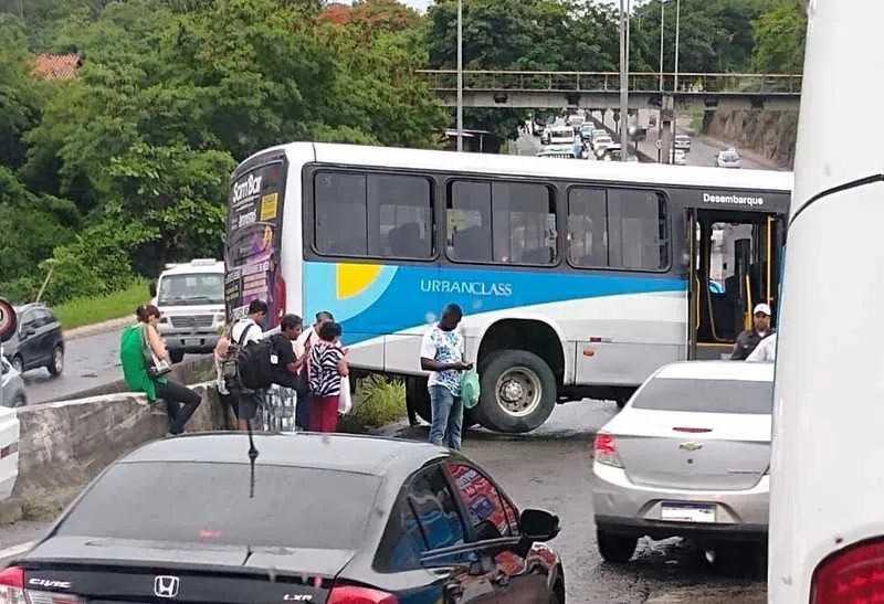 Imagem ilustrativa da imagem Ônibus derrapa e bloqueia a Rodovia RJ-104, em Niterói