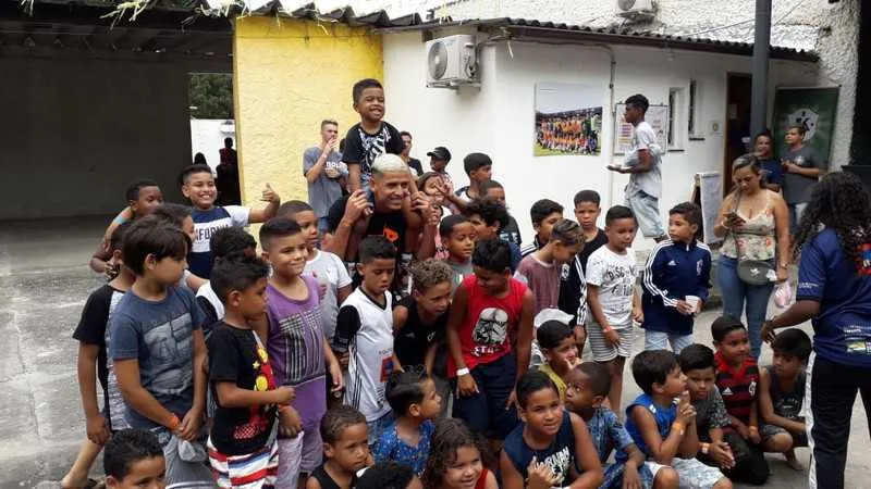 Lateral-direito esmeraldinho, Yago Rocha, fez a alegria dos alunos do projeto Karanba