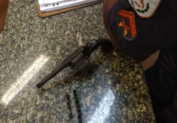 O homem foi detido e a arma utilizada pelo suspeito foi apreendida