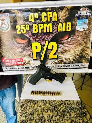 Uma pistola e munições foram apreendidas com o suspeito