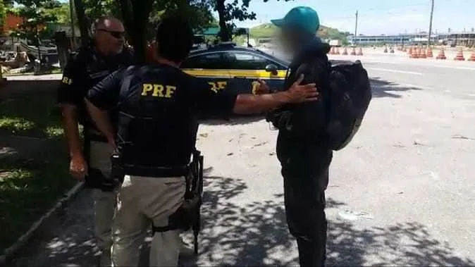 A equipe da PRF forneceu água e alimentação para o rapaz