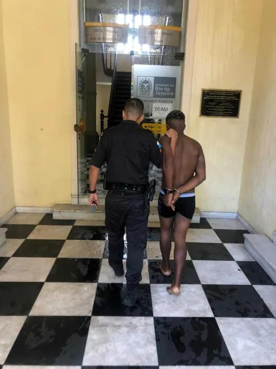 De cueca, o acusado tentava furtar bebidas na tarde de Natal