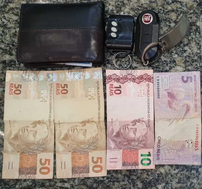 Com o suspeito, foram apreendidas uma motocicleta, uma carteira e dinheiro em espécie